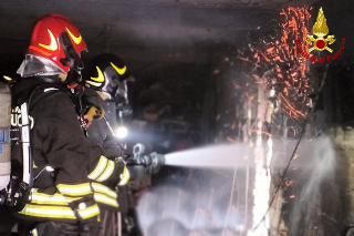 Loreto - Incendio in un garage, vigili del fuoco in azione